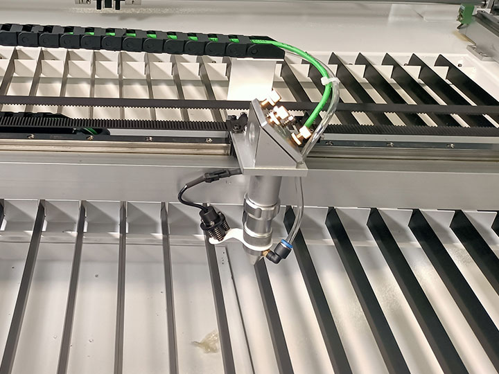 Enclosed laser head
