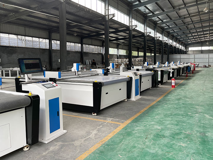 Oscillating Knife Cutting Machine in Factory Oscillating Knife Cutting Machine in Factory