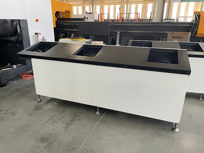 Automatic blanking table
